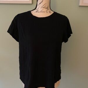 Classic Women's Black Short-Sleeve T-Shirt Size Medium